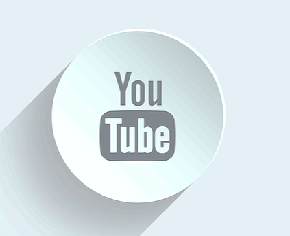 하얀 접시에 회색 영문자로 You Tube가 적혀있다.