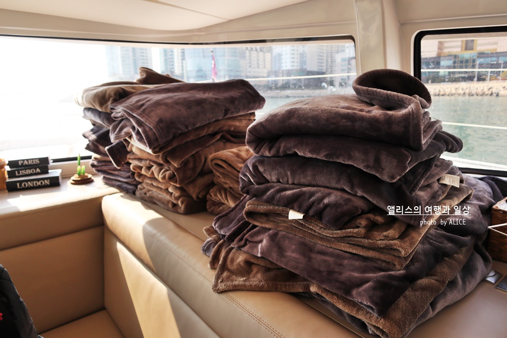 부산에서 여유를 즐기는 여행방법, 요트투어 (더베이101 출발), 프랑스 명품 고급요트 내부 모습