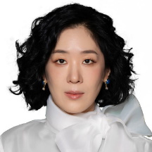 커넥션 등장인물 윤사장 (출연진: 백지원 분)