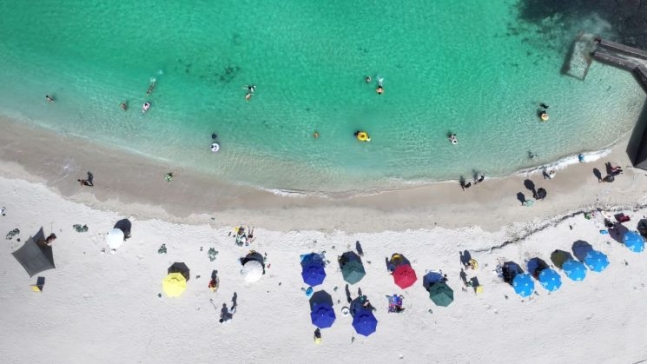 19일 오전 제주시 한림읍 협재해수욕장을 찾은 피서객이 물놀이를 하고 있다.