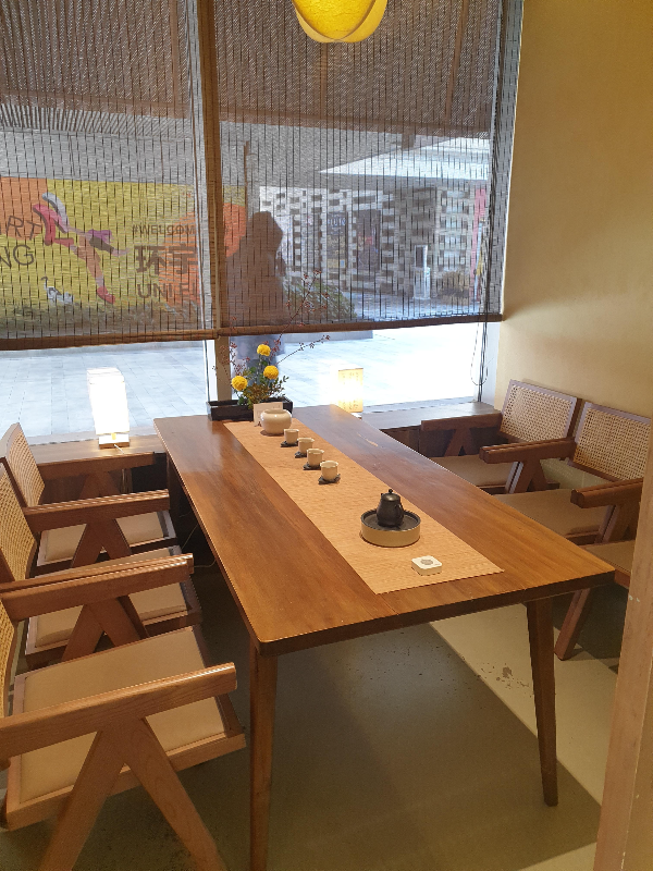 일반 테이블과 의자형식의 룸.