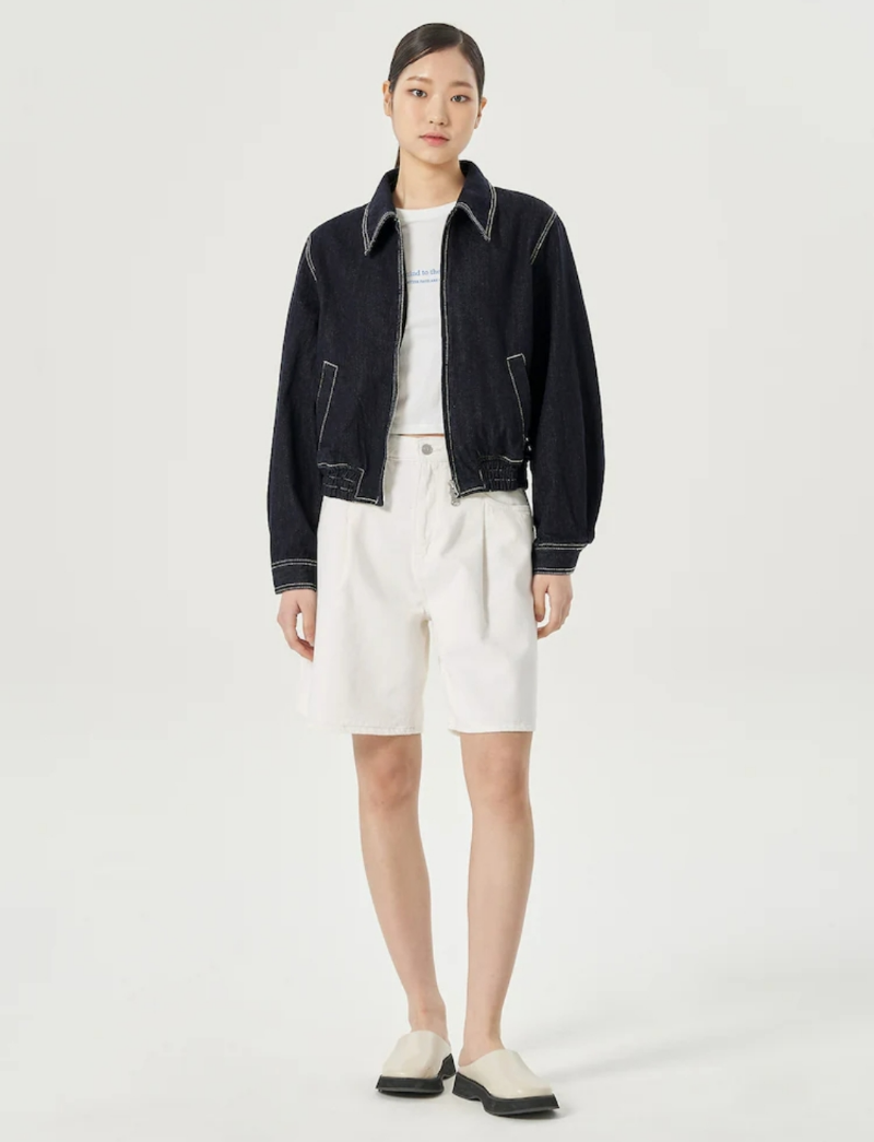 정면을 보고 서있는 에잇 세컨즈 모델