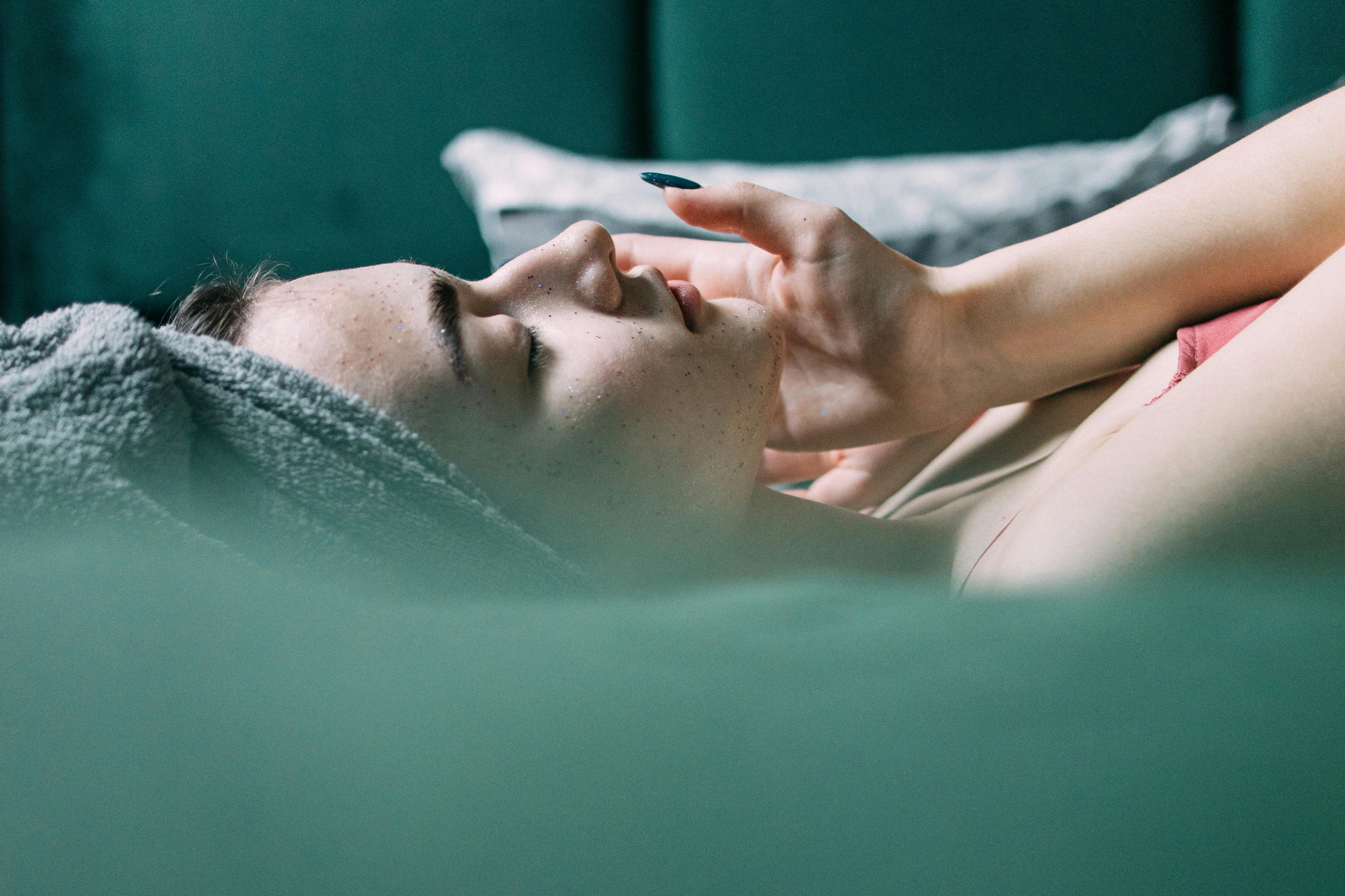 스킨케어로 관리하는 여성 사진