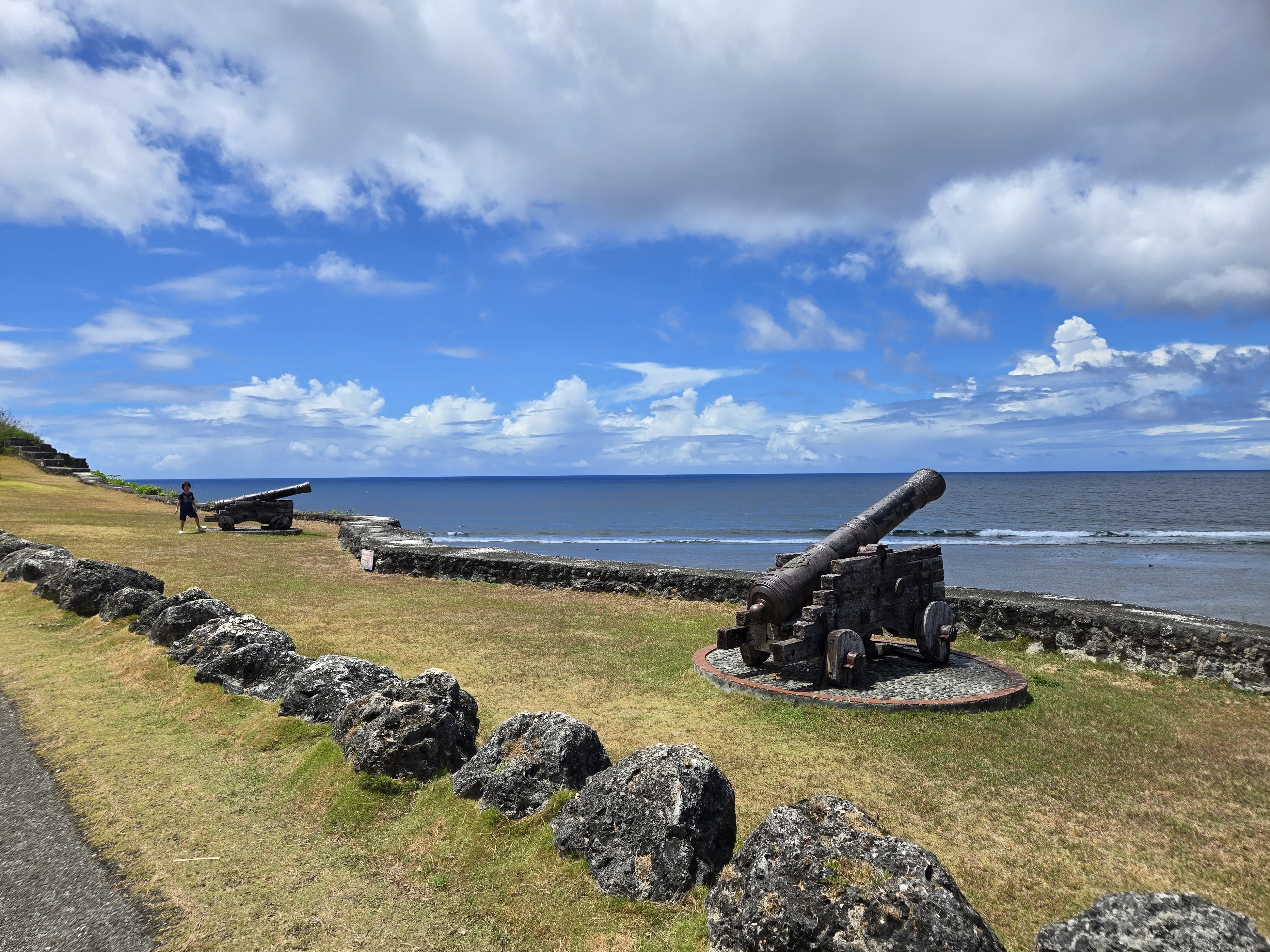 괌 정부청사 대포