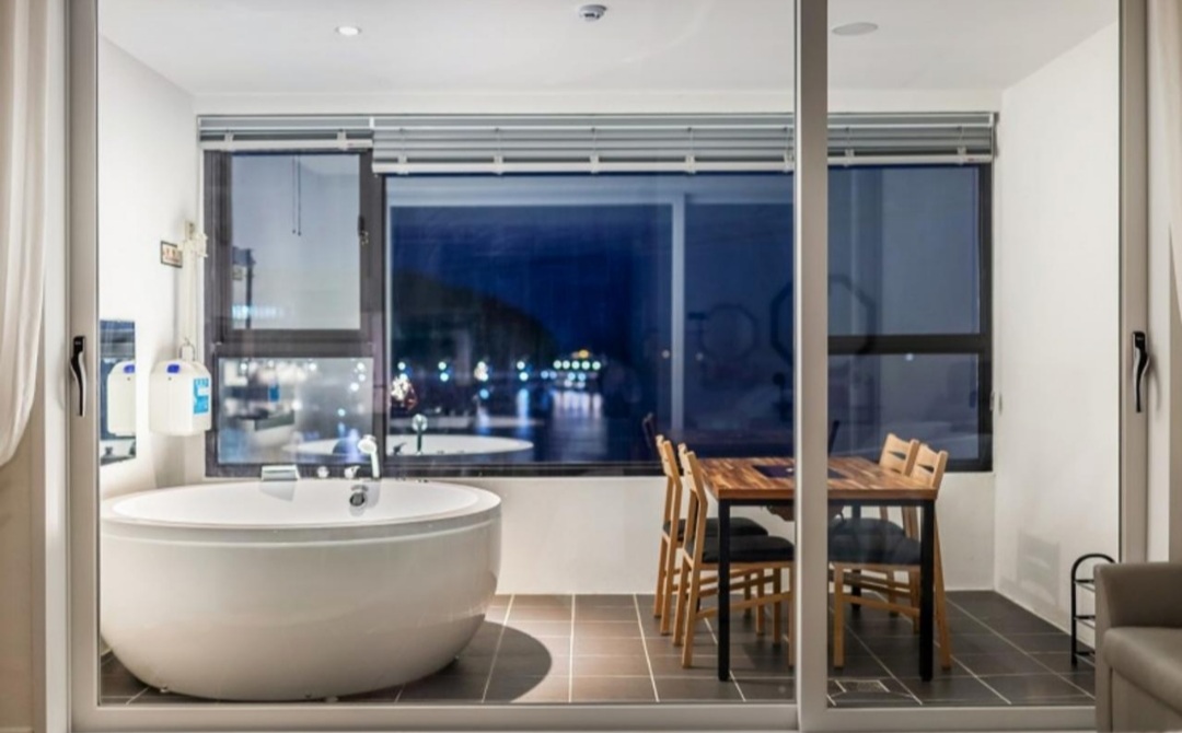 거제 더100 펜션 스파 야경