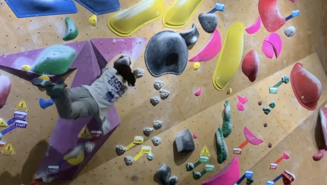 클라이밍의 다이나믹 동작하는 사람