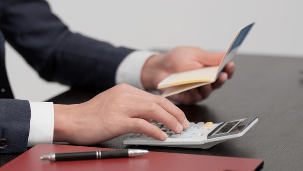 통장을 보고 있는 사람