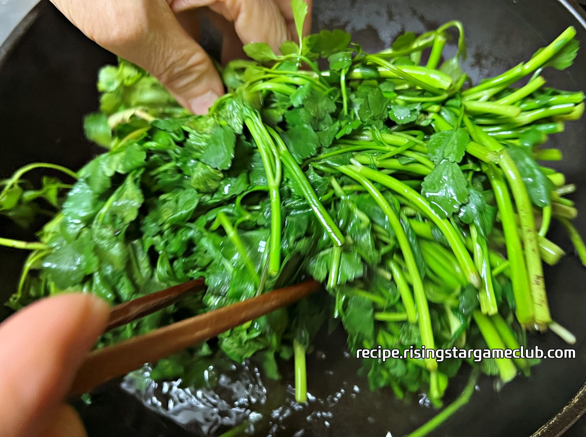 미나리를 고루 데치기 위해 뒤집는 사진