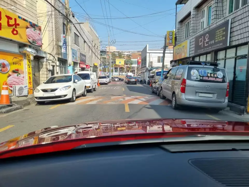 과속방지턱 타 넘는 승차감이 소폭 좋아졌습니다.