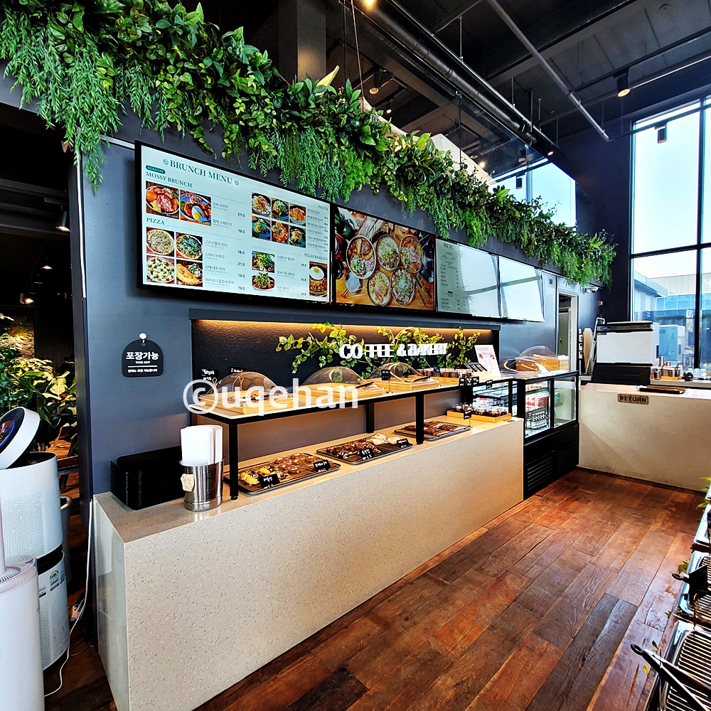 모씨 카페 베이커리들이 진열되어 있다.