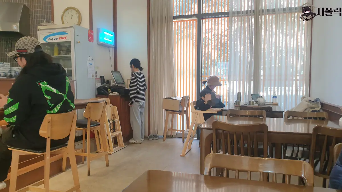 메시야-가게내부-식탁