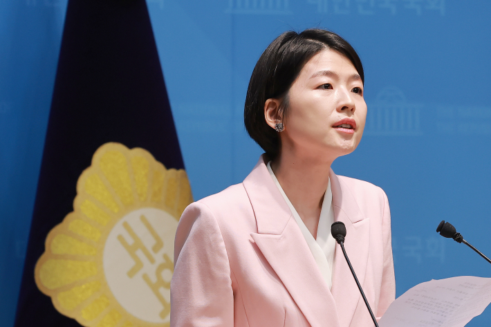 국회 기자회견 현장의 한지아 의원