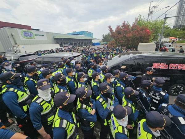 화물연대 물리적 충돌: 경남 경찰청 진입, 공권력 규탄 대치와 BGF리테일 교섭 갈등 심층 분석