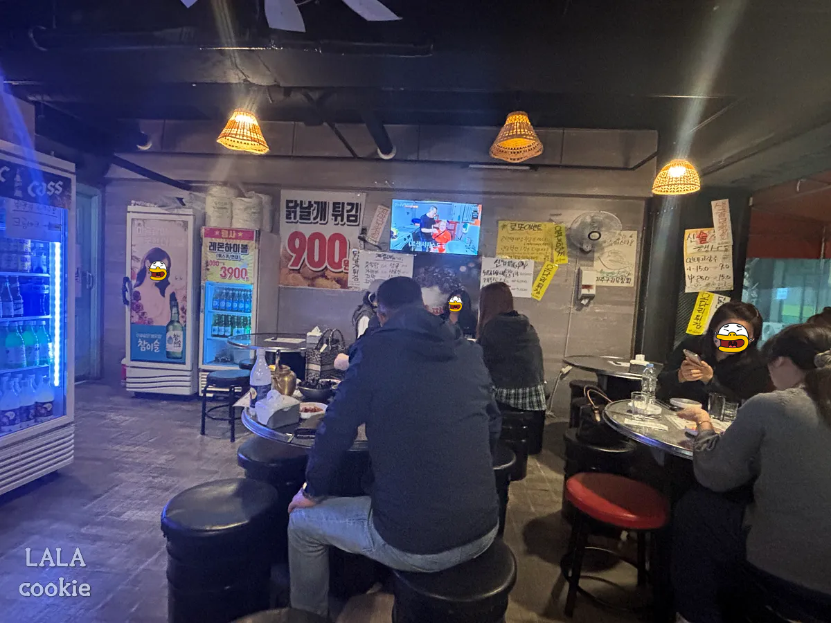 대구-중구-가성비-포장마차-술집-추천-방천야시장-실내-테이블-조명