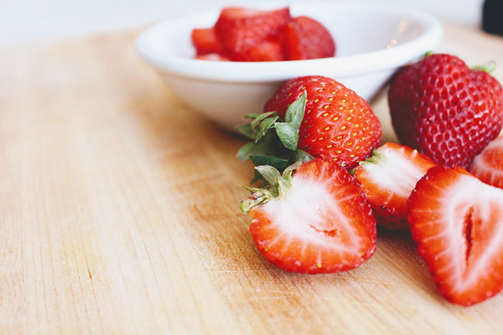 식탁위에-놓인-딸기