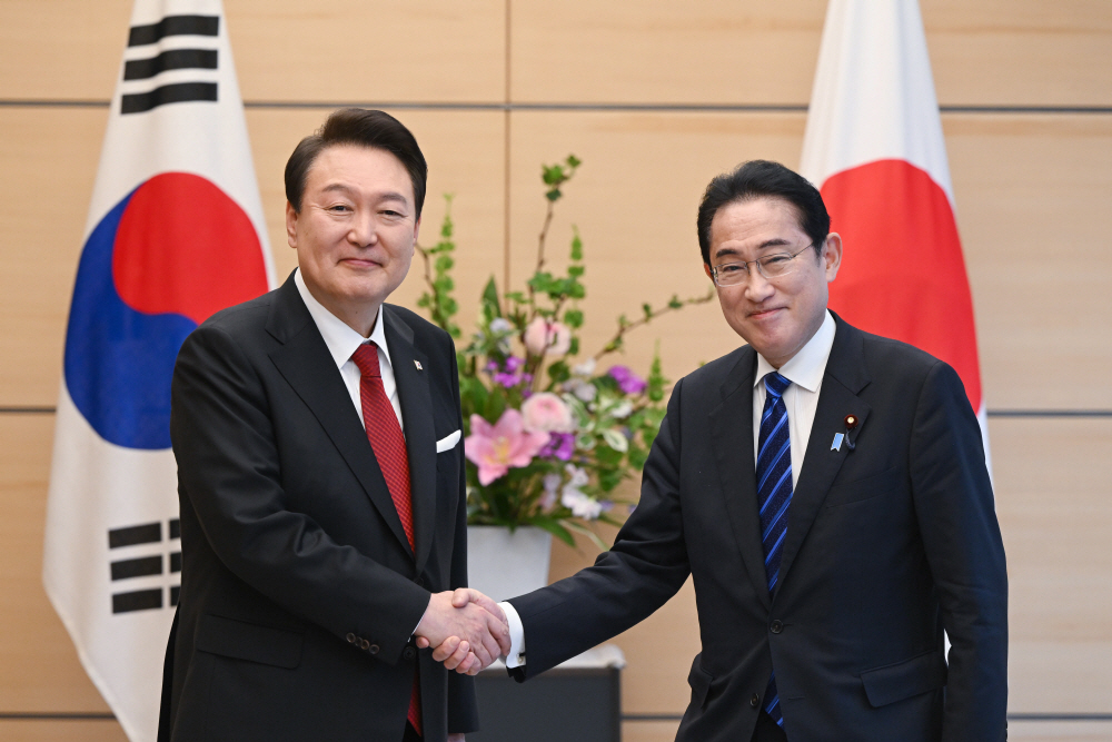윤석열 대통령, 기시다 총리, 악수