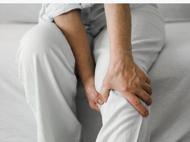 무릎이-아픈-사람-다리사진