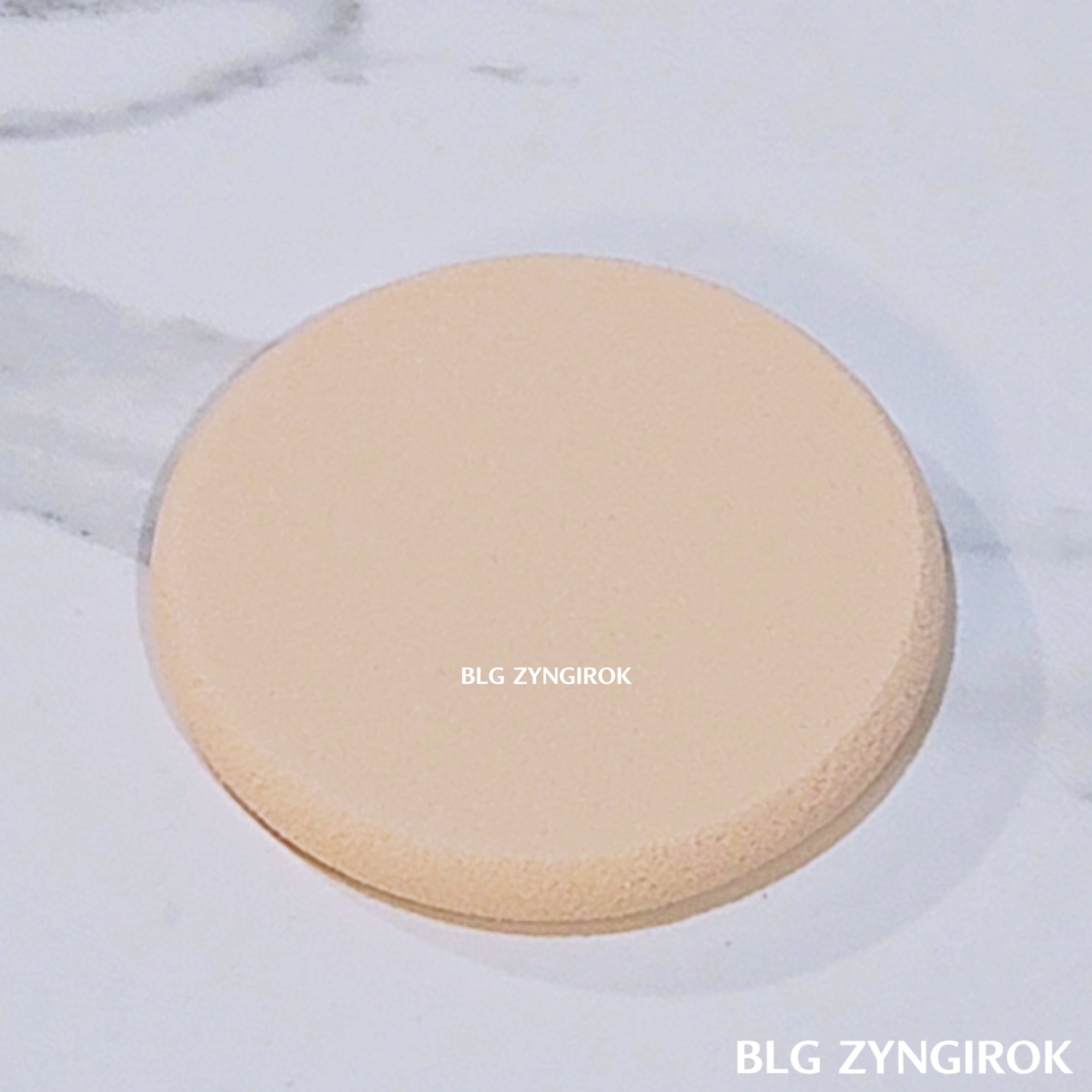 다이소 퍼프가 테이블 위에 놓여있다.