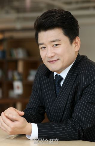 인터뷰 중 진솔한 표정을 짓는 가수 현진우