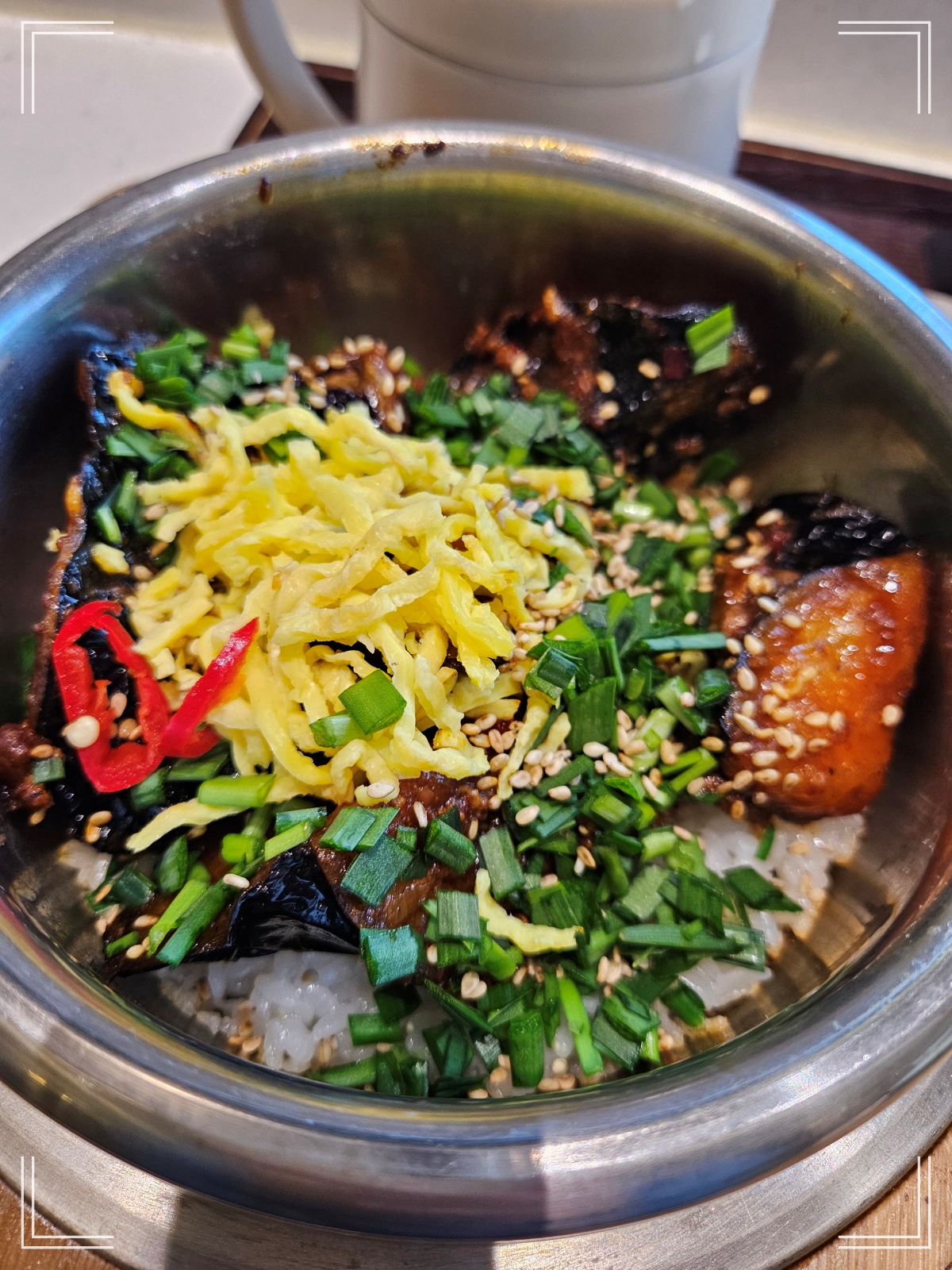 마라가지 솥밥-계란지단-쪽파-통깨