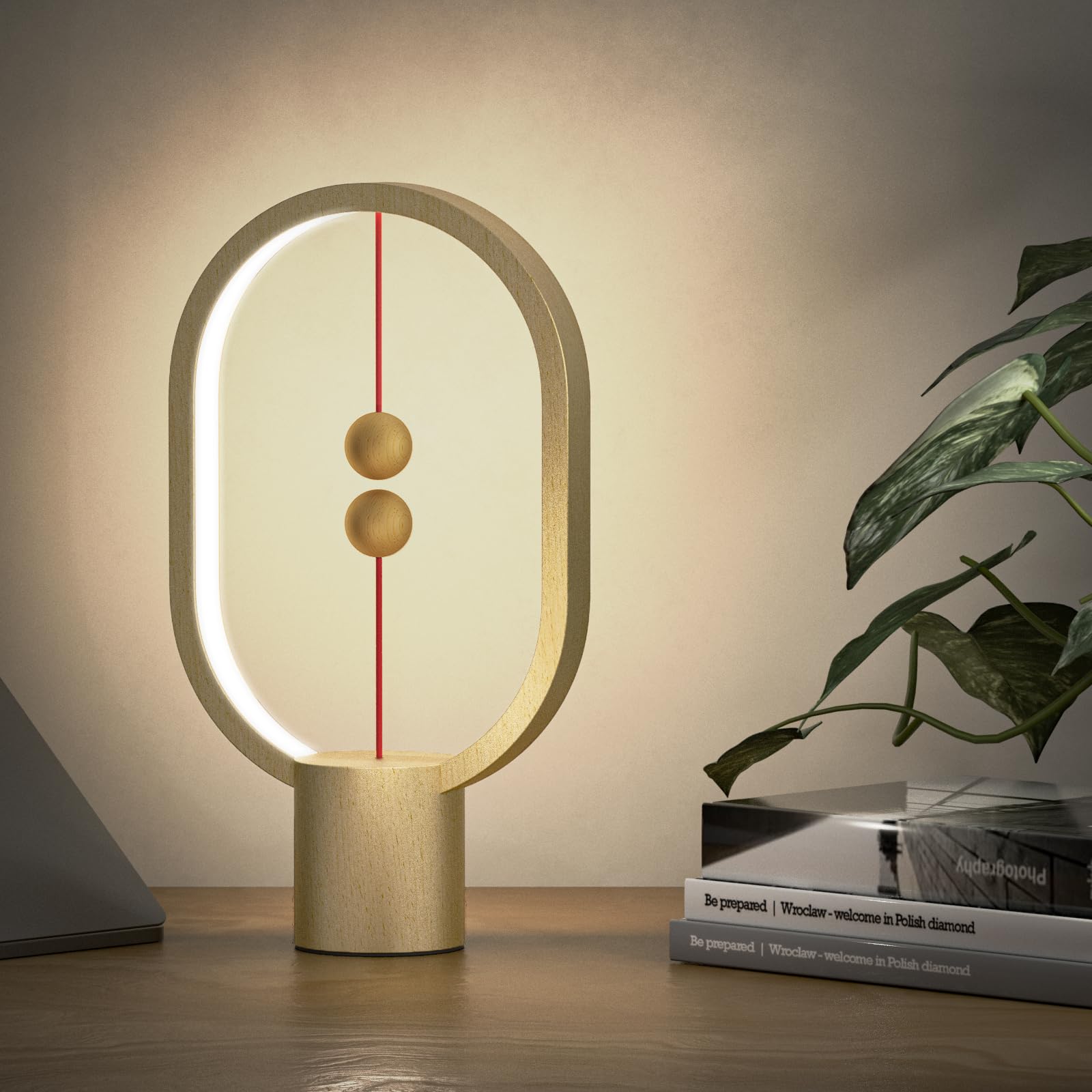 책상 위에 놓인 스타일리시한 탁상 램프