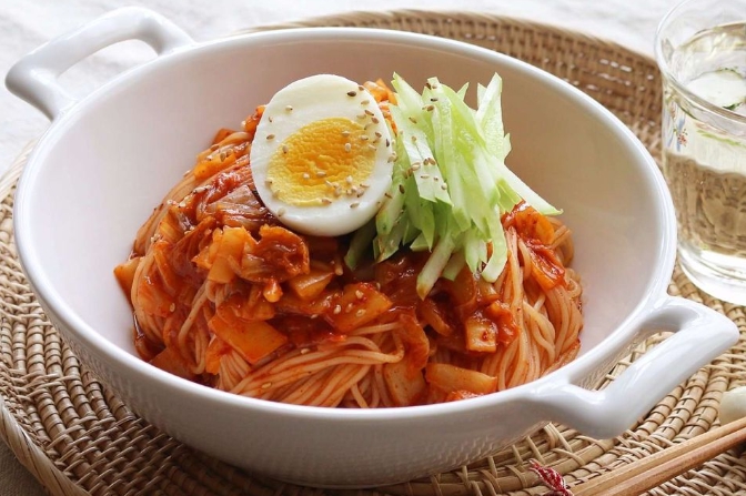 한국의 분식 비빔국수