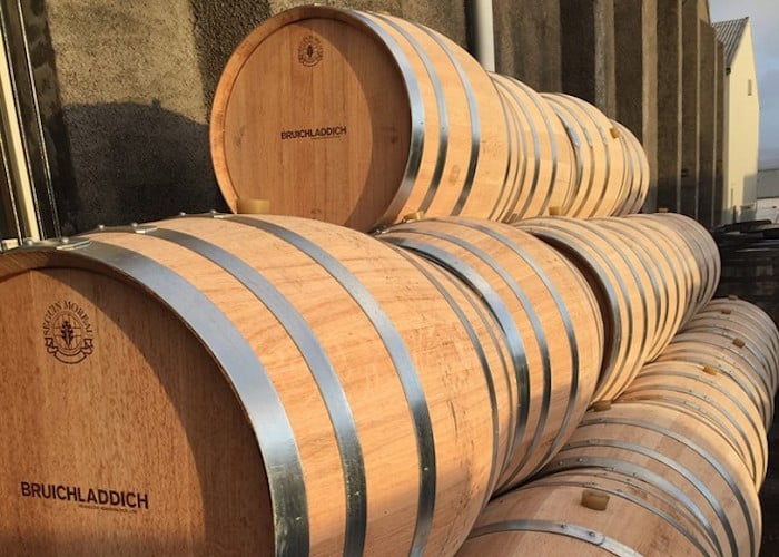 oak cask가 쌓여있는 장면