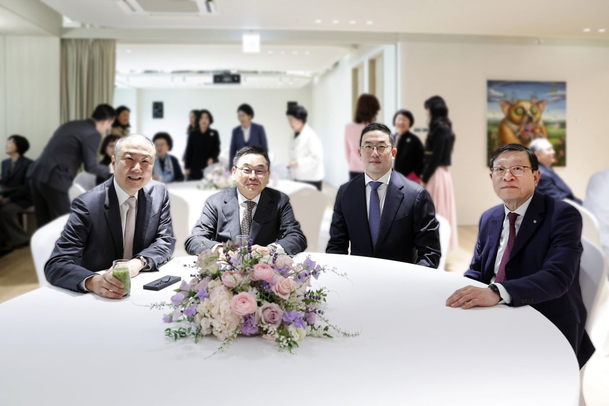 허태수 GS그룹 회장, 구광모 LG그룹 회장, 구본상 LIG그룹 회장, 구자은 LS그룹 회장이 3월 28일 'GS 창립 20주년 및 GS아트센터 개관 기념 행사'에서 담소를 나누고 있다.