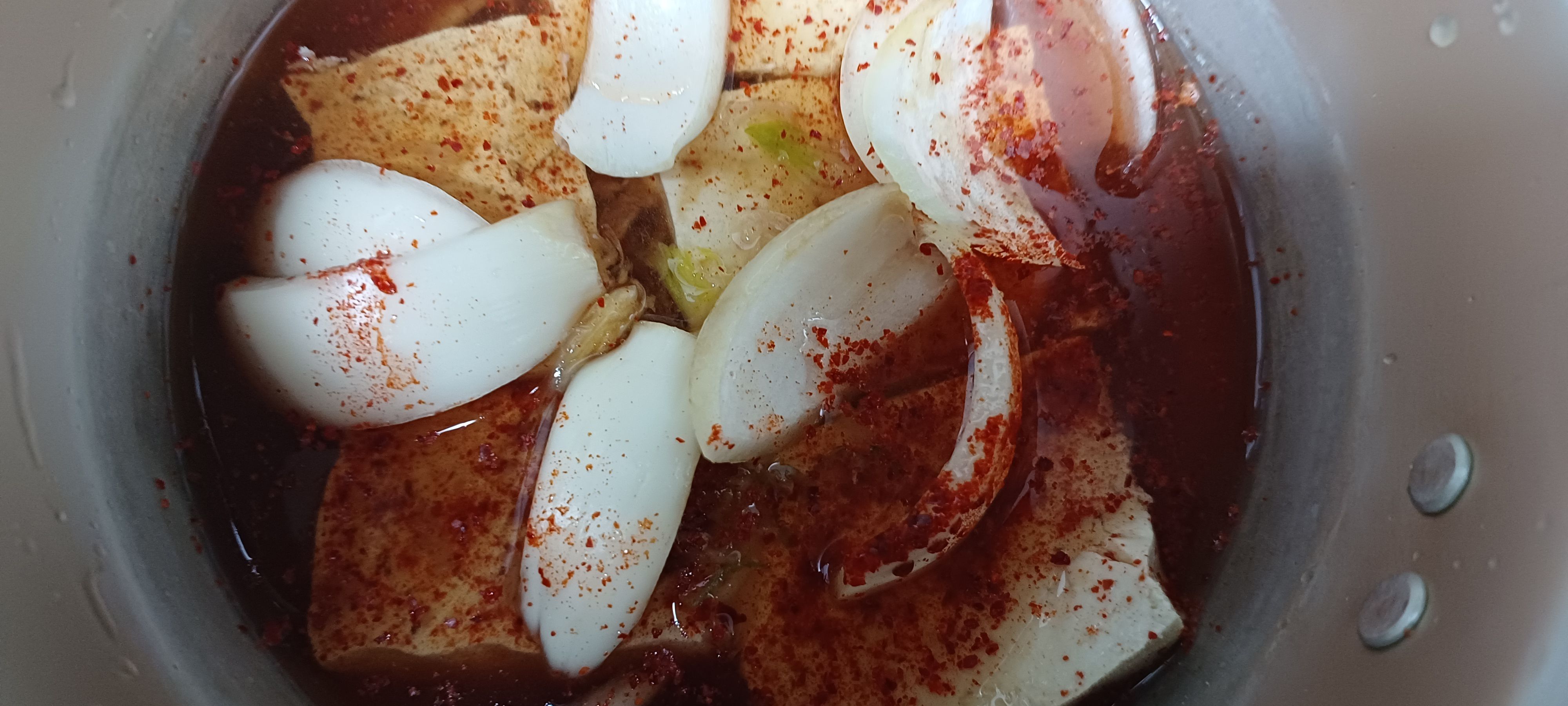 물 또는 육수 붓기