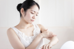 팔을 문지르는 여성