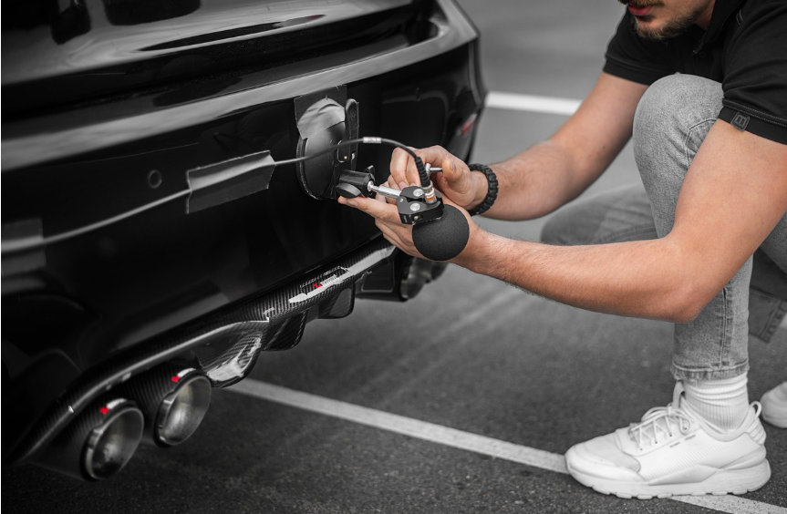 자동차 정비하는 사진