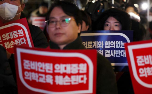 서울시의사회 소속 의사들이 지난 22일 오후 서울 용산구 대통령실 앞에서 '제2차 의대정원증원 필수의료패키지 저지를 위한 궐기대회'를 열고 있다. [사진=뉴시스]