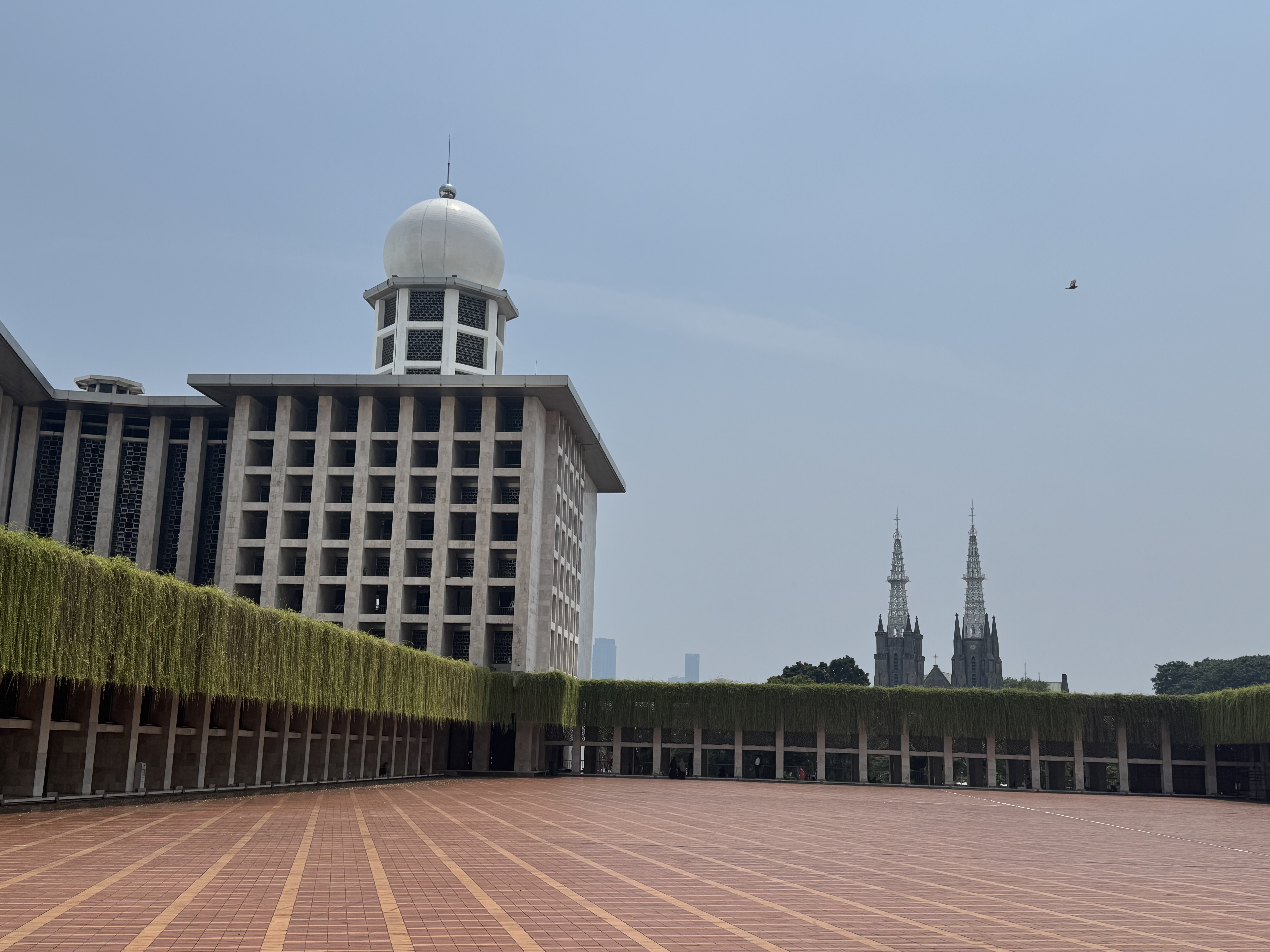 자카르타 이슬람 사원과 성당