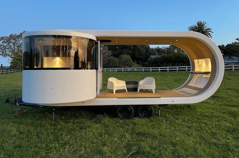 미래형 여행용 스위블링 캠퍼 트레일러 VIDEO: Futuristic Travel Trailer Swivels Open To Reveal a Deck for Lounging on the Road