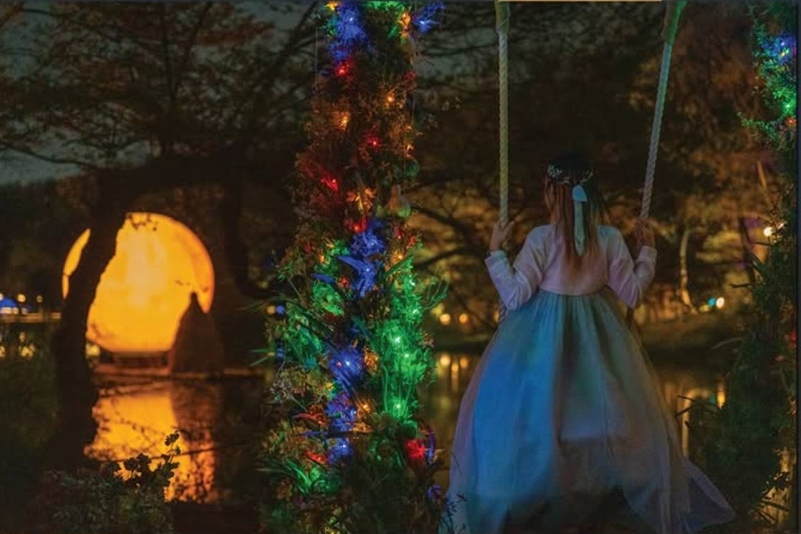 그네터 정자 앞에서 그네를 타면서 밝게 빛나는 달과 사진을 함께 찍을 수 있습니다.