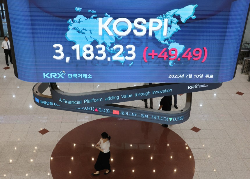 코스피지수가 연일 연고점을 경신한 10일 서울 여의도 한국거래소 전광판에 코스피지수가 표시돼 있다.