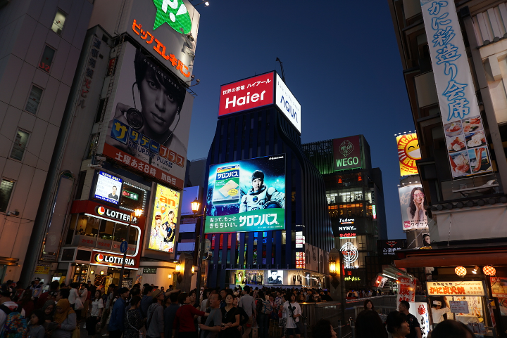 오사카 도톤보리의 밤거리, 직접 촬영한 활기찬 거리 풍경과 글리코 간판의 인상적인 장면