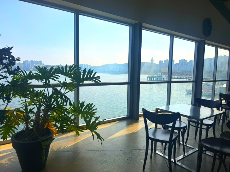 칠성조선소 카페 2층 통창