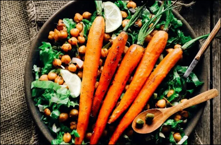 구운 당근과 병아리콩이 들어간 샐러드