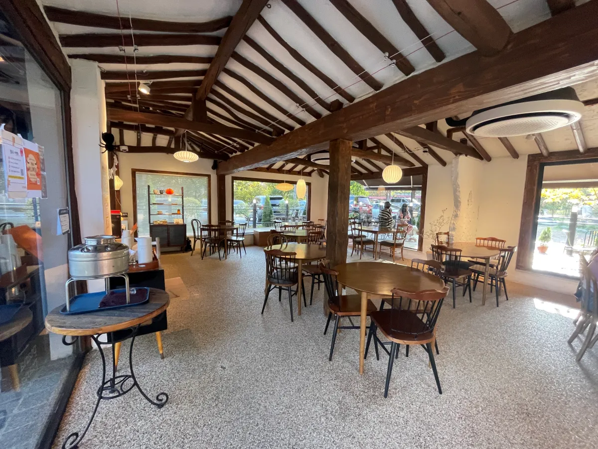 카페피아나-카운터있는-한옥동-내부