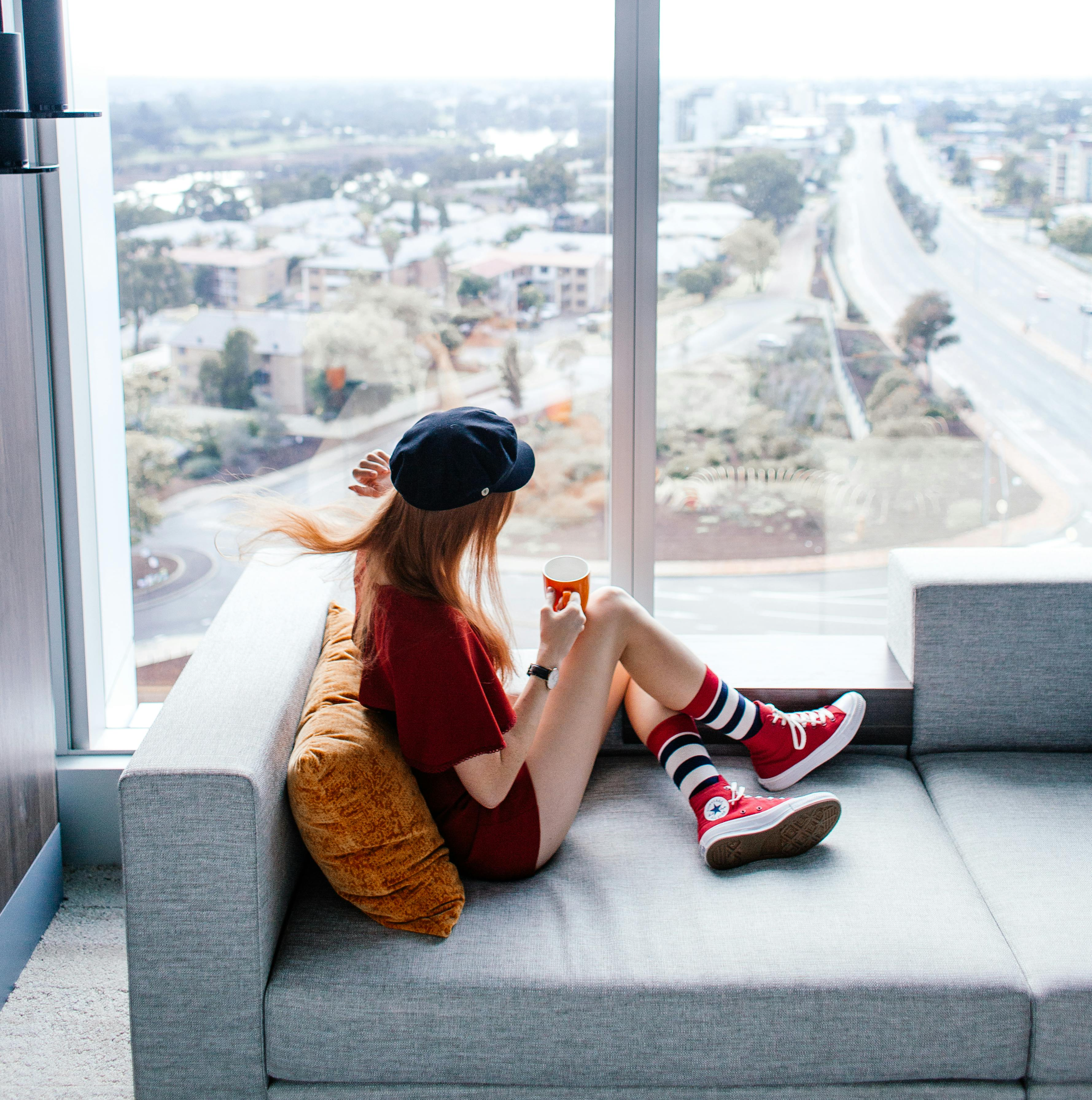 창밖을 바라보는 모습