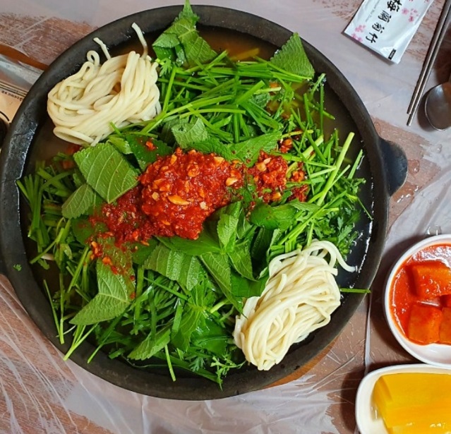 물닭갈비-텃밭에서노는닭