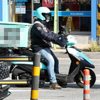 오토바이를-타고-배달하는-사람-사진