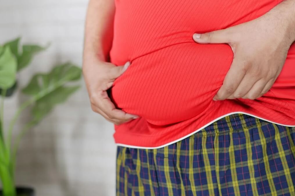 뱃살이 어느정도인지 손으로 짚어본다