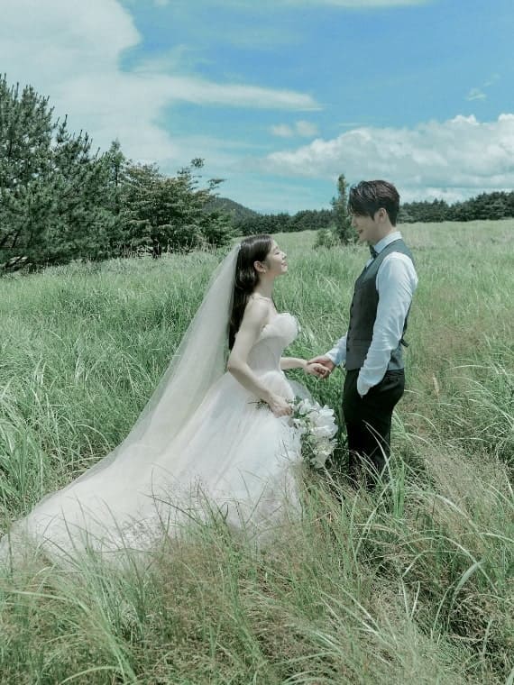 웨딩드레스 차림의 김연아, 가벼운 수트 차림의 고우림