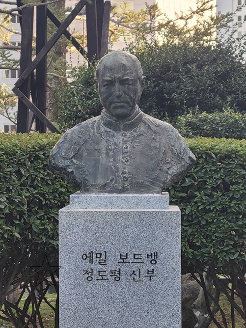 언양성당 초대 주임신부 에밀 보드뱅 정도평 신부 흉상입니다.