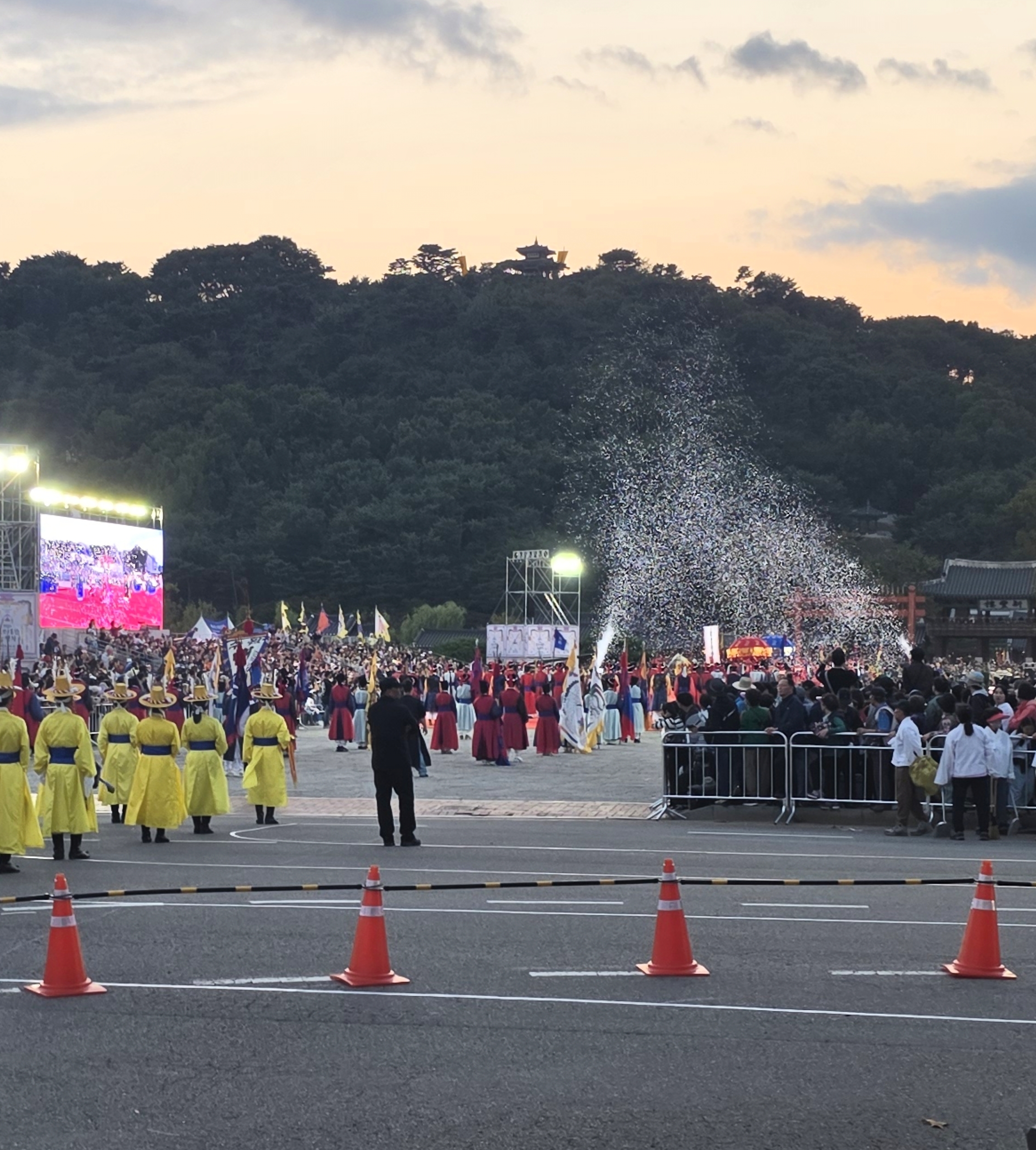 많은 관객들이 지켜보는 가운데 화성행궁으로 들어가는 정조대왕 능행차