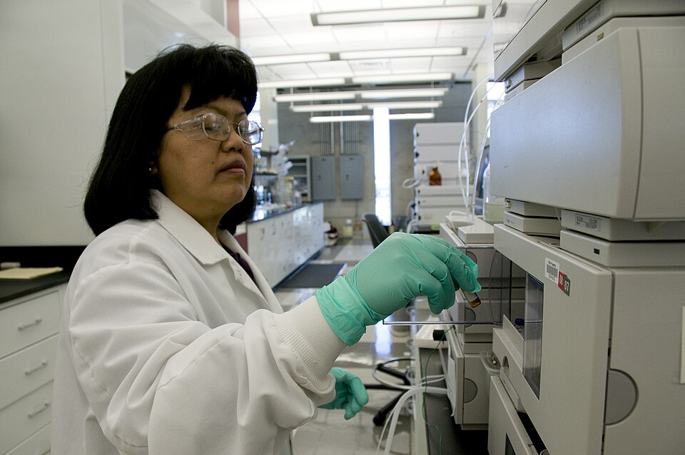 자료사진, FDA 연구자가 HPLC 장비로 의약품 시료를 분석하는 모습