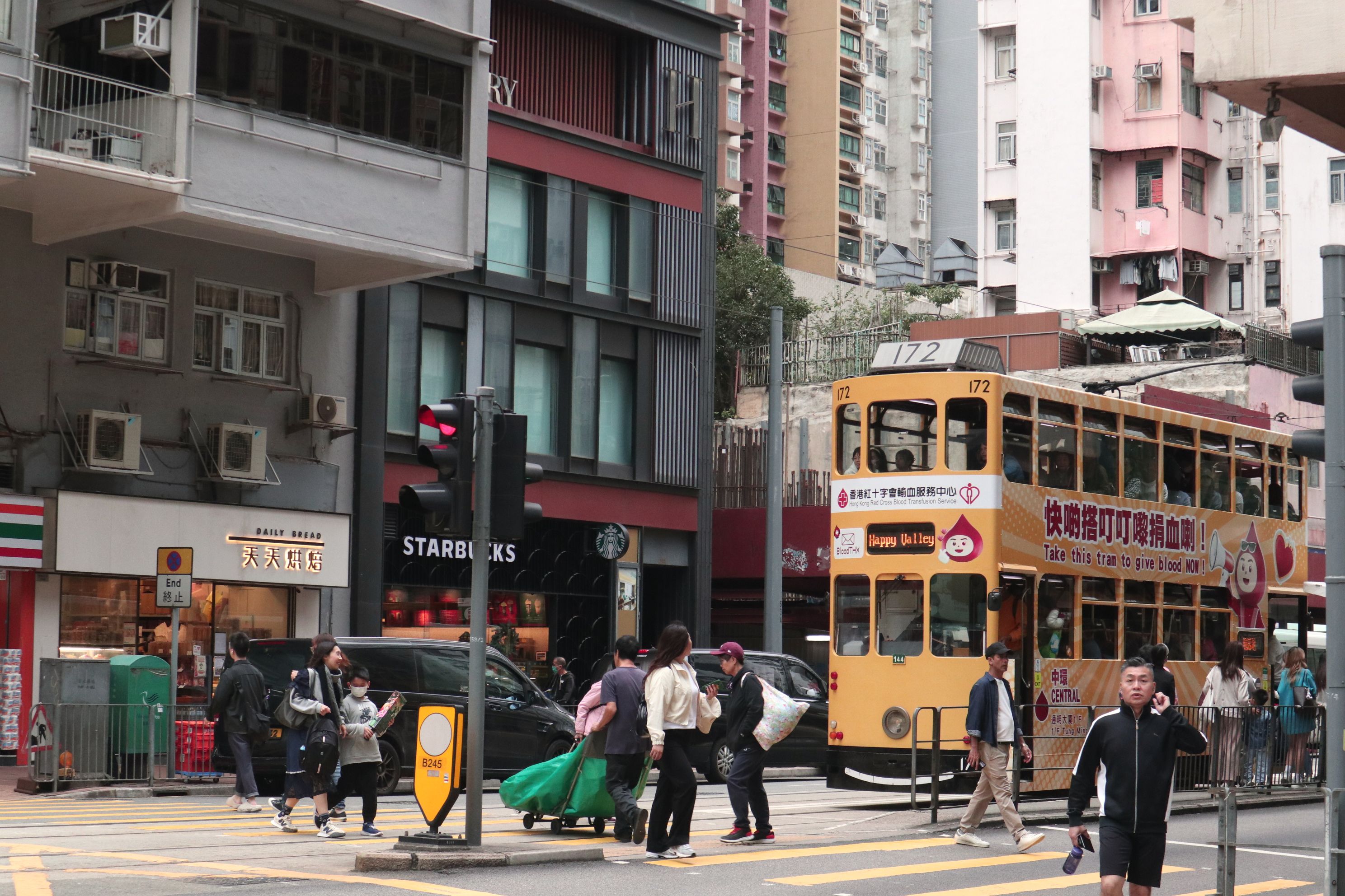 홍콩 시내 풍경과 전차