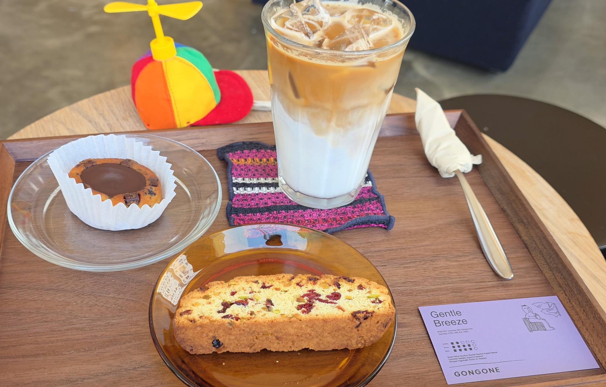 카페라떼와 베리비스코티, 초콜릿 티그레